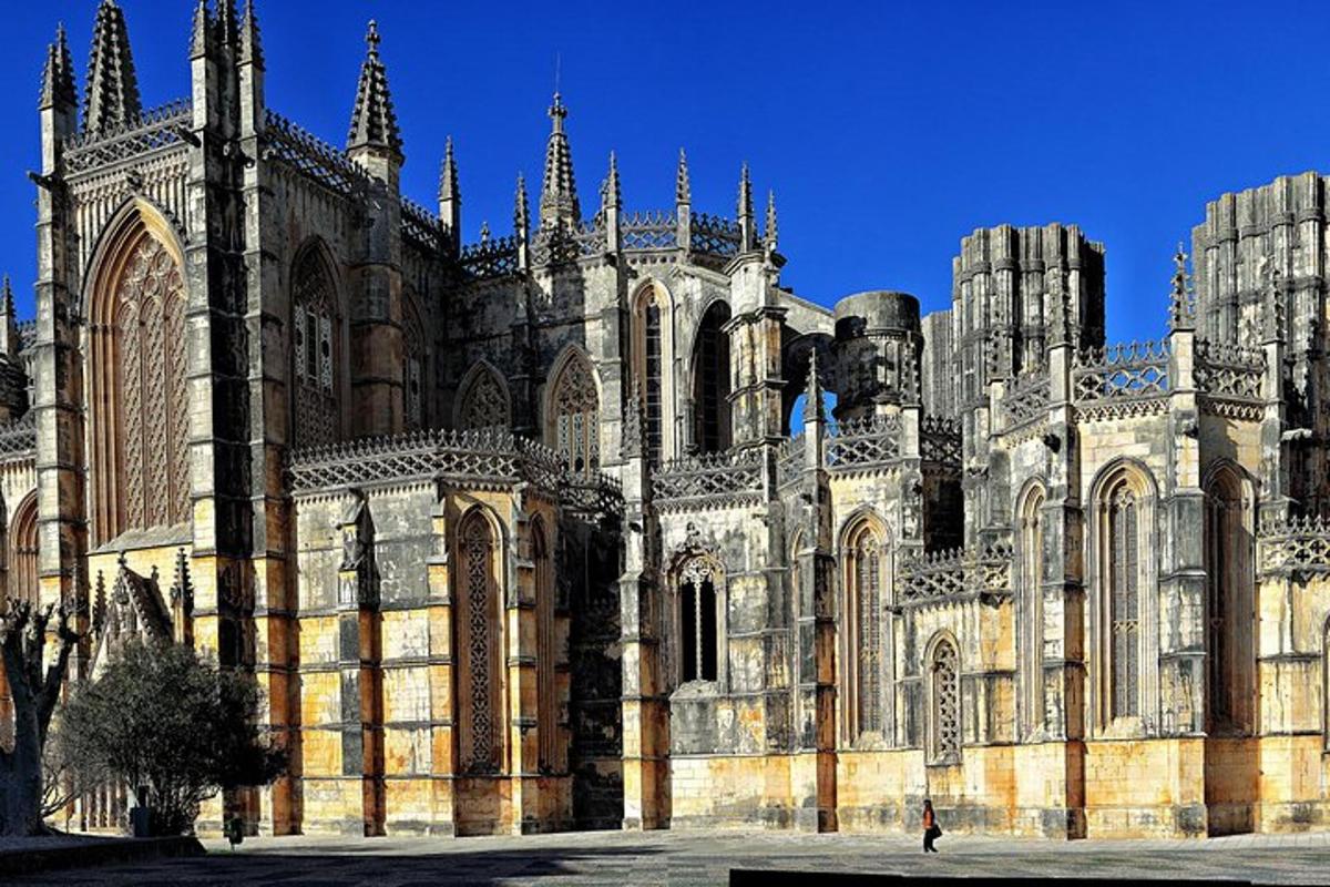 une grande cathédrale avec une personne debout devant elle