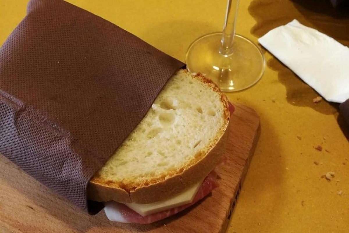 kanapka na desce do krojenia na stole