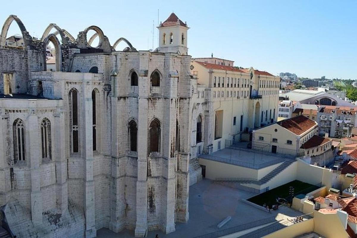 Ένα παλιό κτίριο με έναν πύργο ρολογιού σε μια πόλη