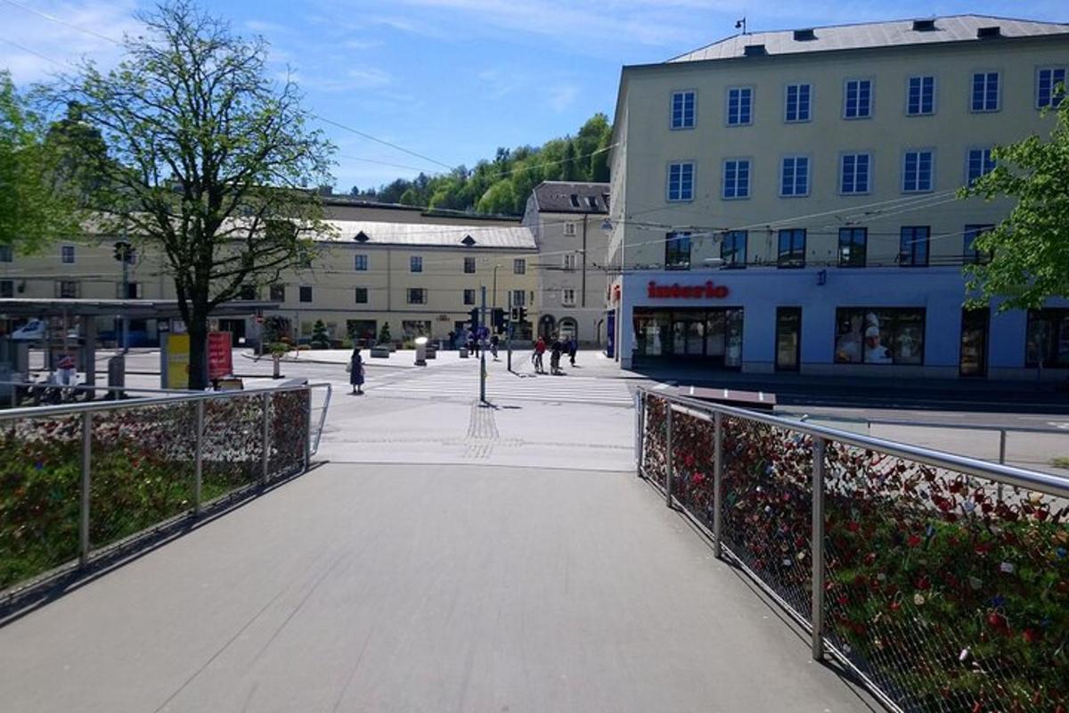 linnatänav aia ja hoonetega