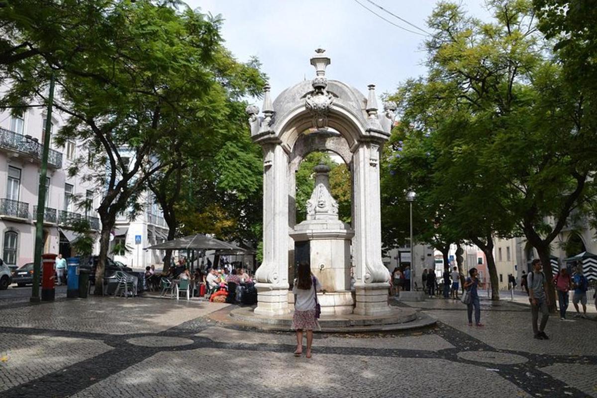 Ένα κορίτσι που στέκεται μπροστά από ένα μνημείο σε μια πόλη