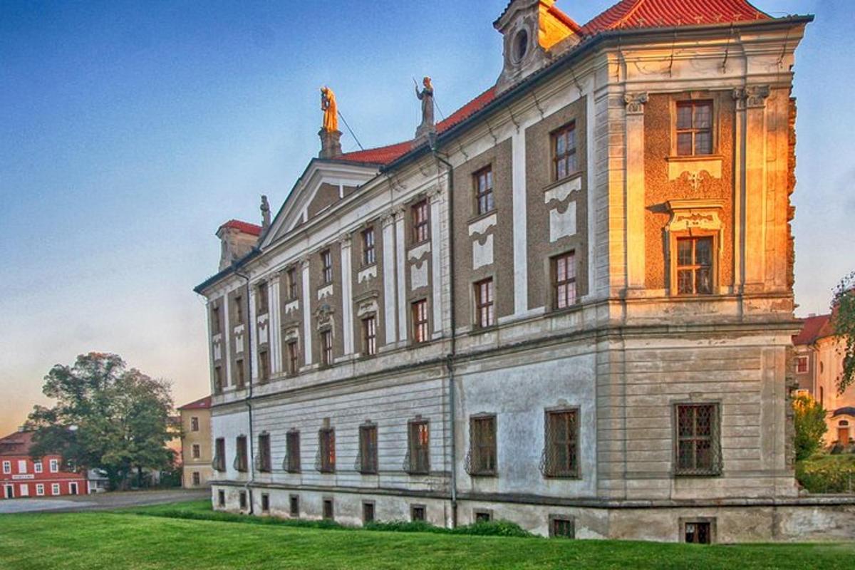 un gran edifici de maó amb una teulada vermella