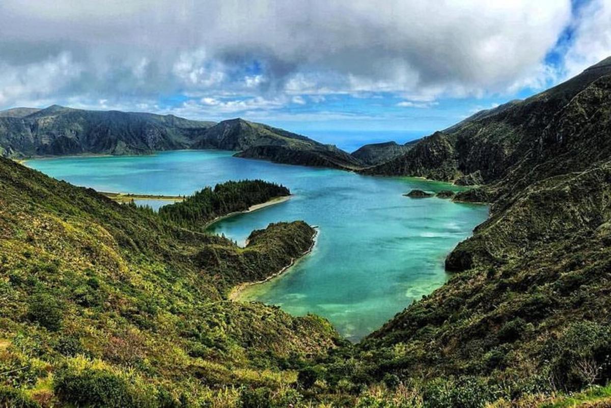 una vista di un lago in una valle di montagna