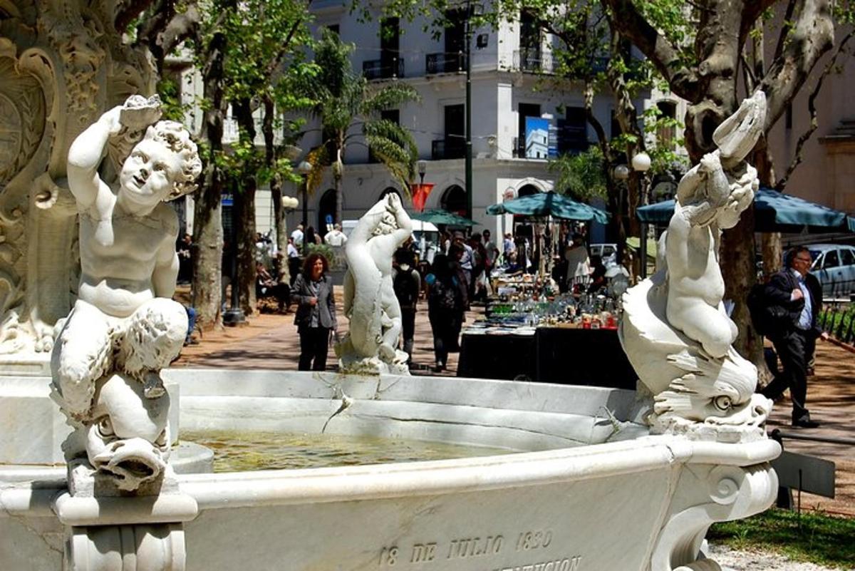 Ένα λευκό σιντριβάνι σε μια πόλη με δύο αγάλματα