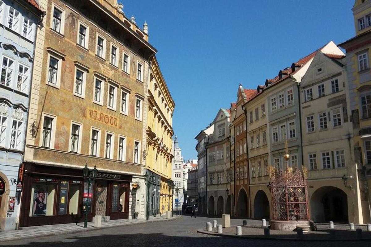 una strada in una città con edifici