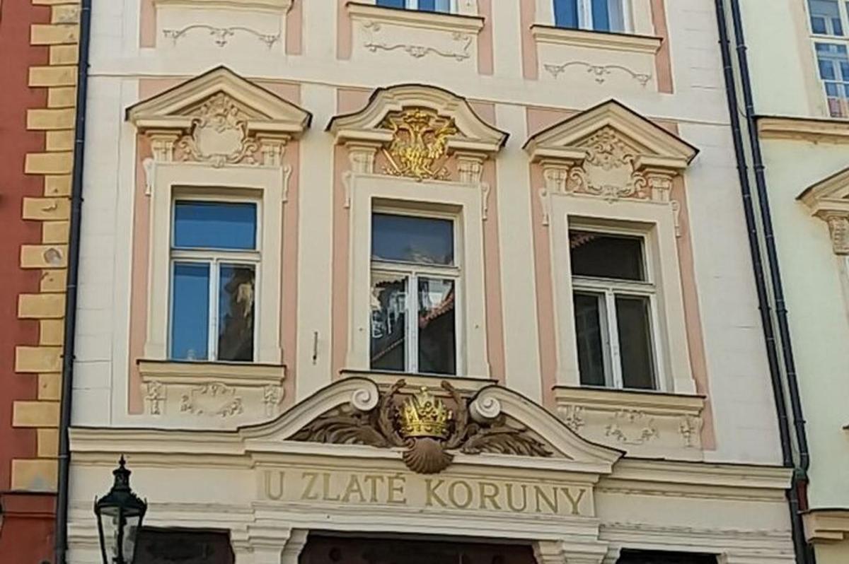 un edificio con tre finestre e un cartello sopra
