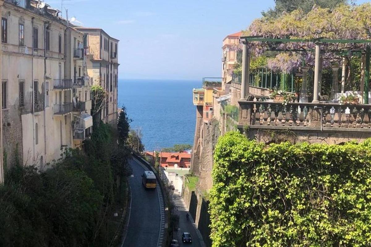 une vue d'une rue avec des bâtiments et l'océan