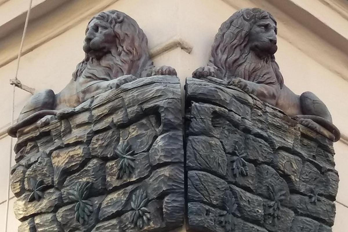 una estàtua de dos homes al costat d'un edifici