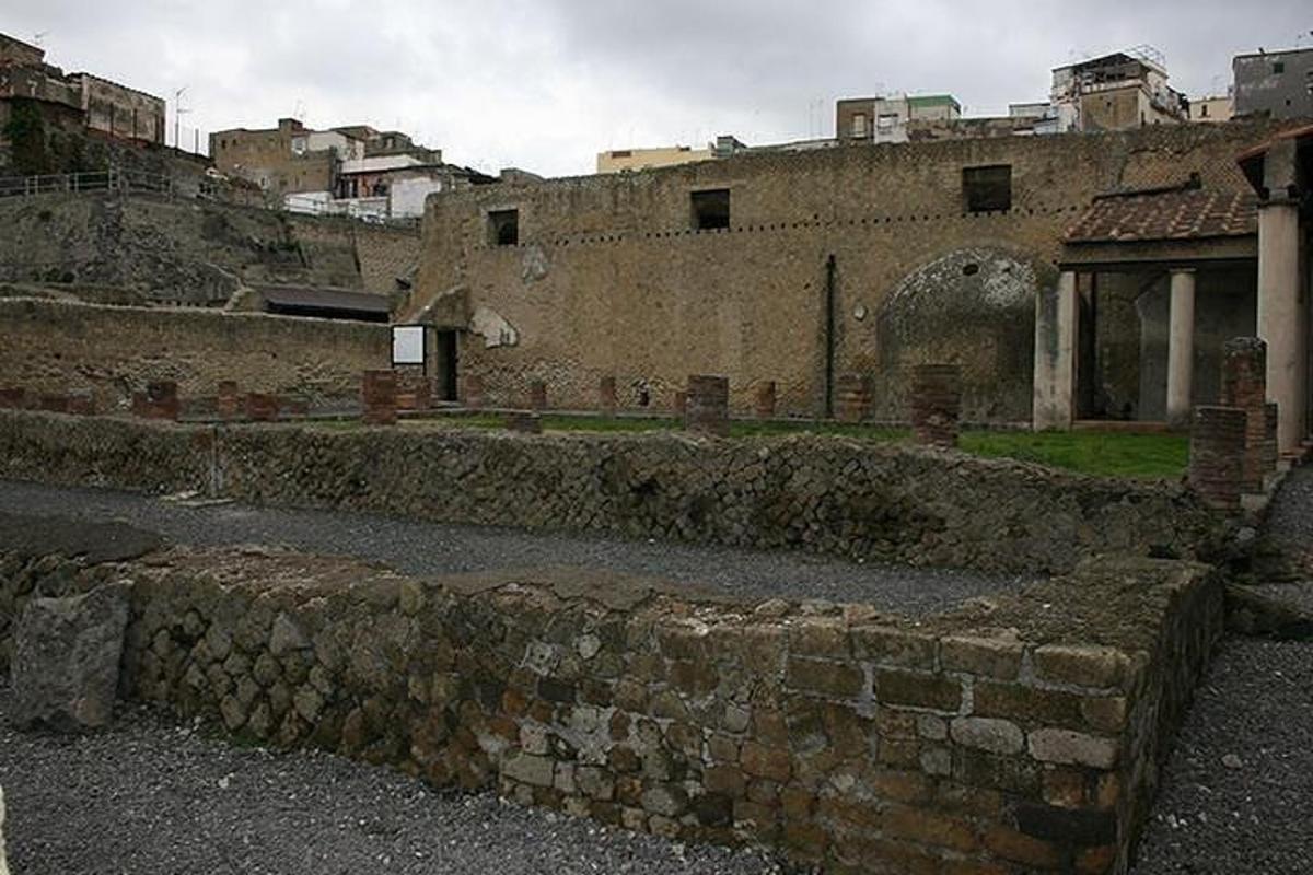 un antic mur de pedra davant d'un edifici