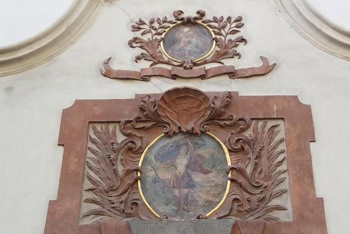 un orologio sul lato di un edificio