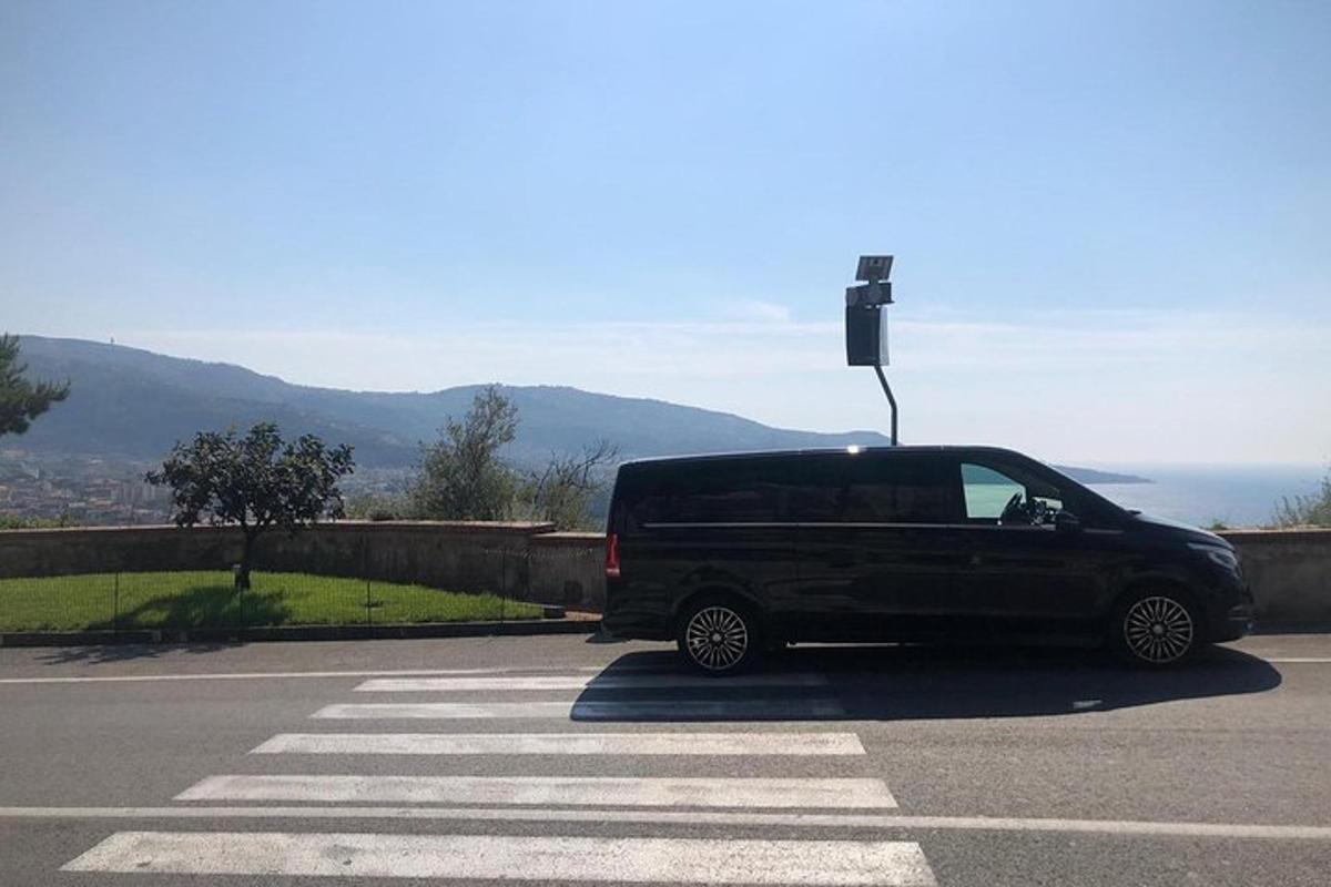 musta pakettiauto pysäköitynä parkkipaikalle