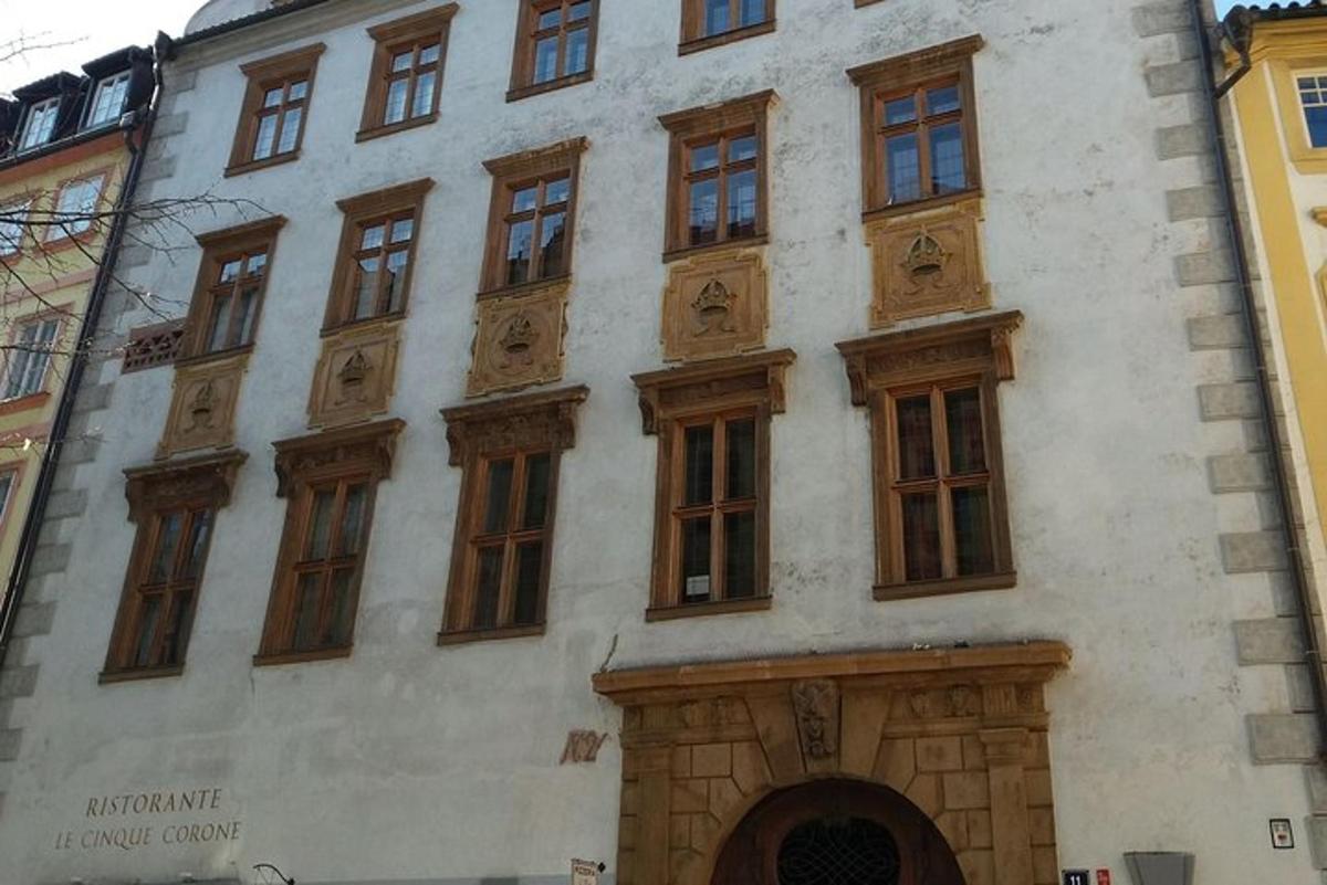 un edifici amb un munt de finestres