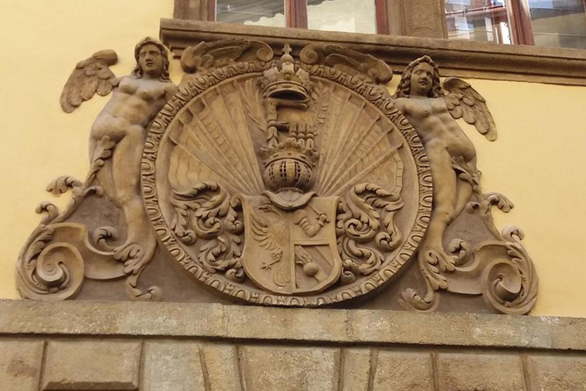 un orologio sul lato di un edificio