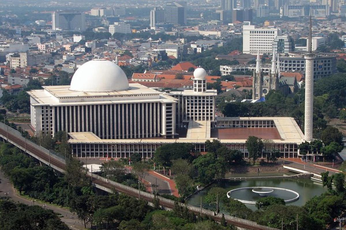 un grande edificio con una cupola bianca in cima
