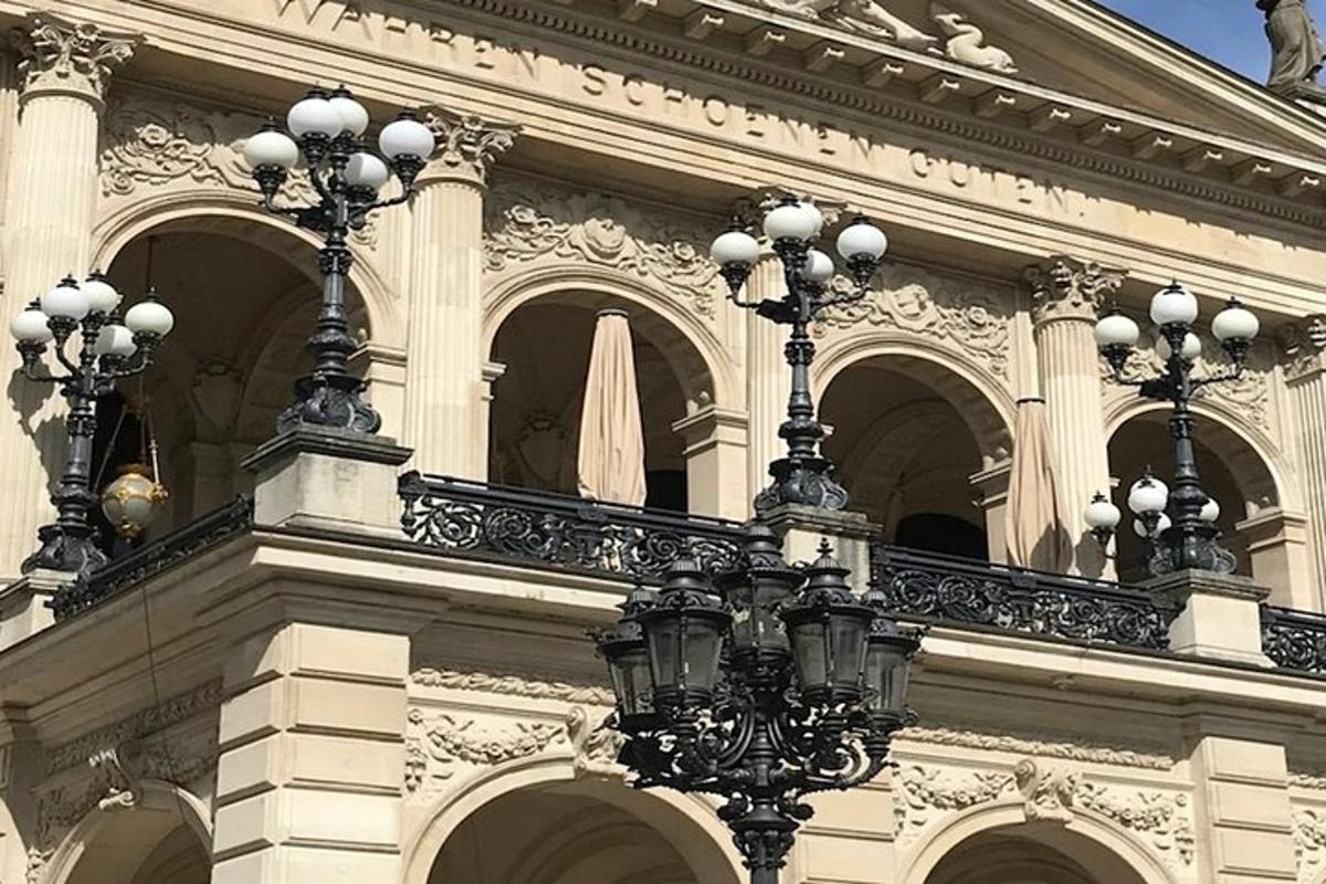 budova se čtyřmi pouličními lampami před ní