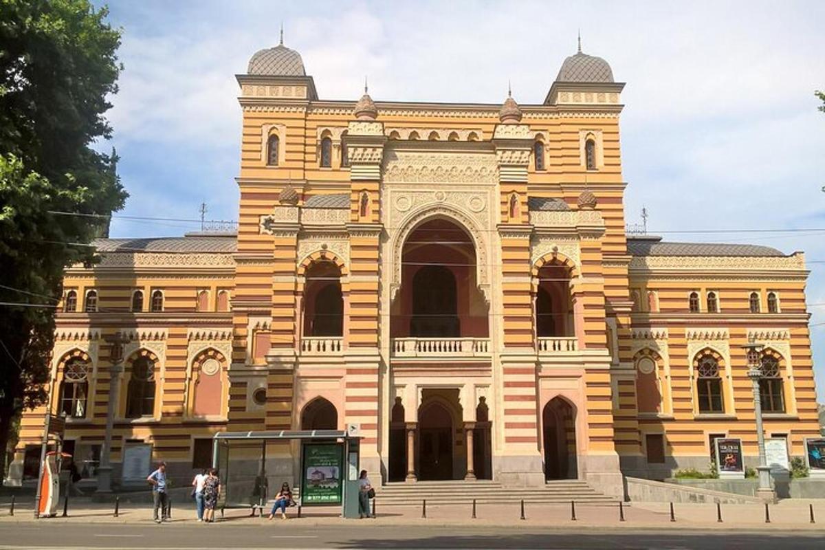 um grande edifício com pessoas em pé na frente dele