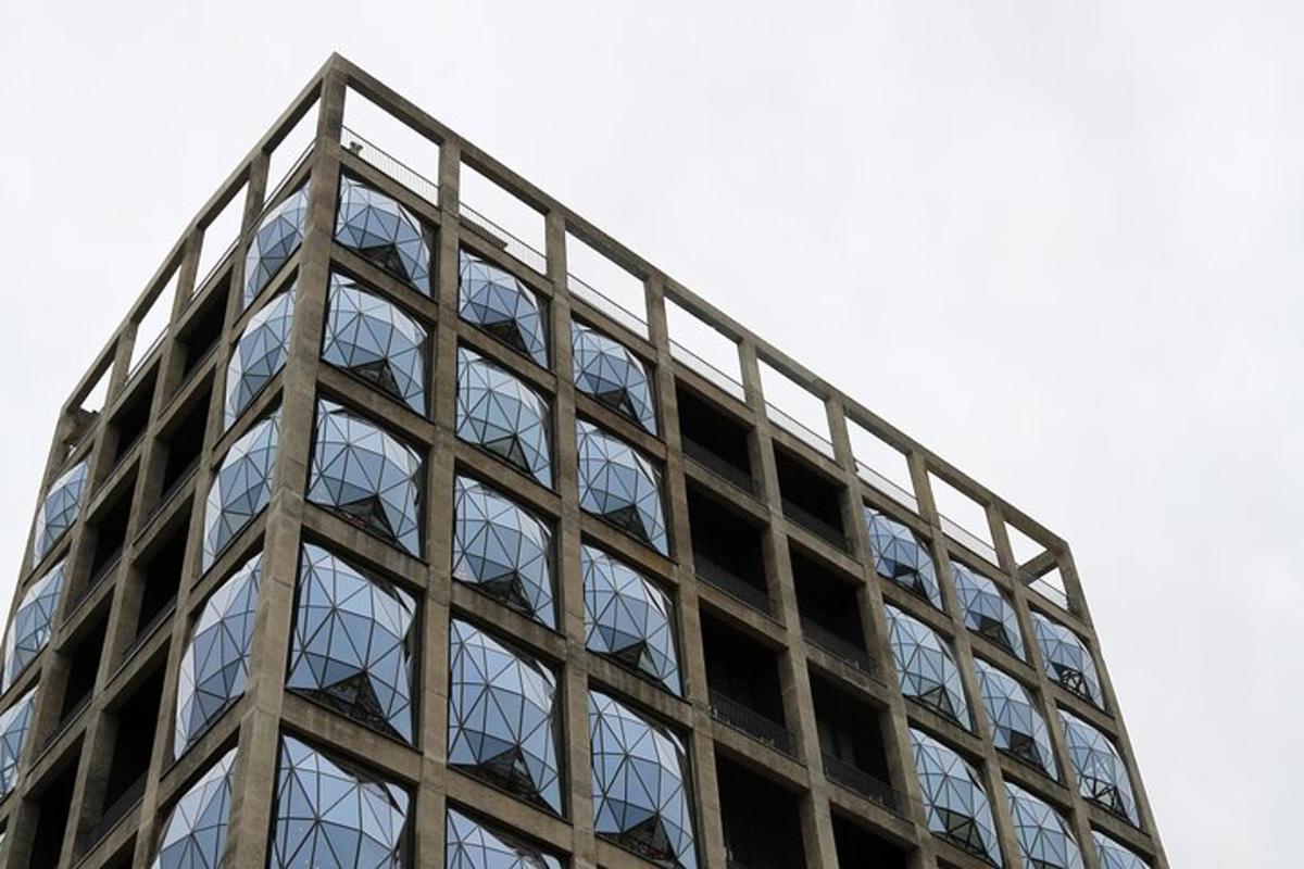 Un edificio alto de cristal con muchas ventanas.