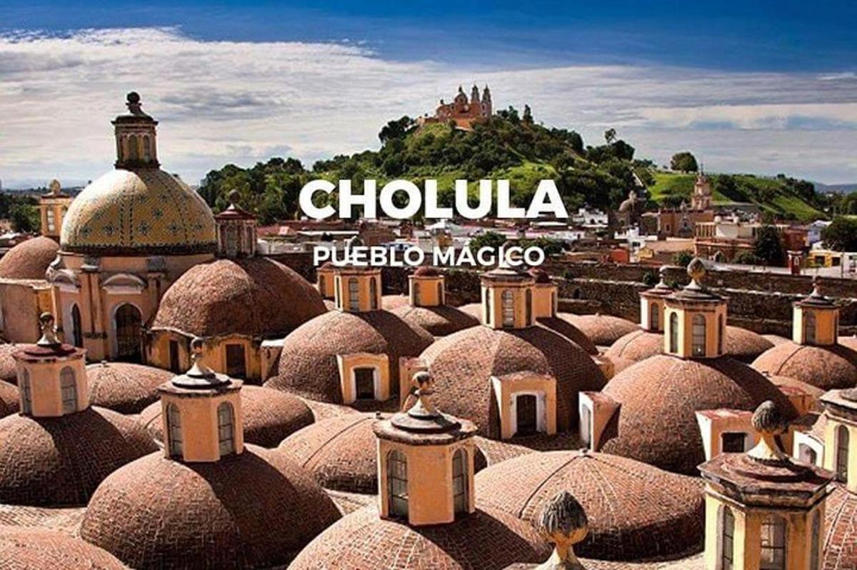 um grupo de cúpulas com uma cidade ao fundo