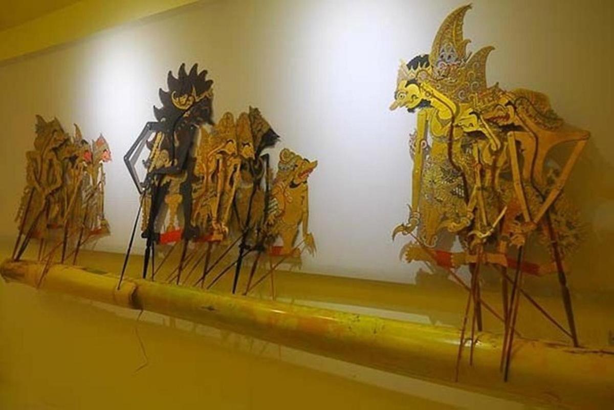 ένα ράφι με μια ομάδα ειδωλίων πάνω του