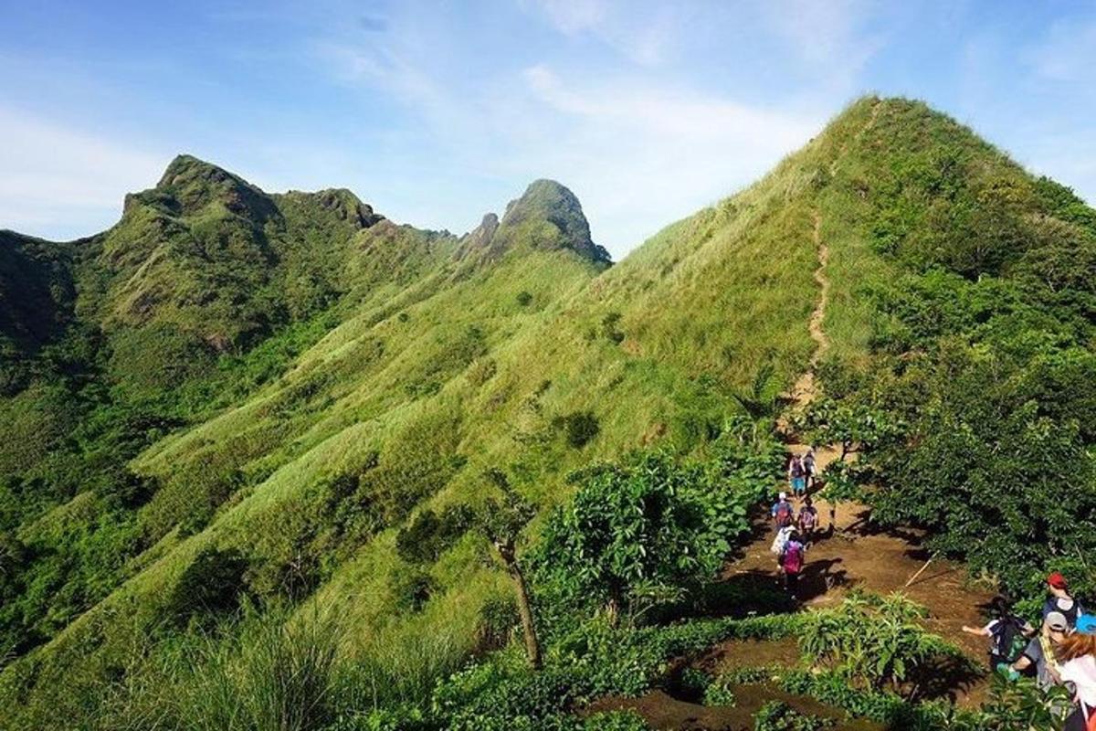 sekelompok orang yang berjalan mendaki gunung
