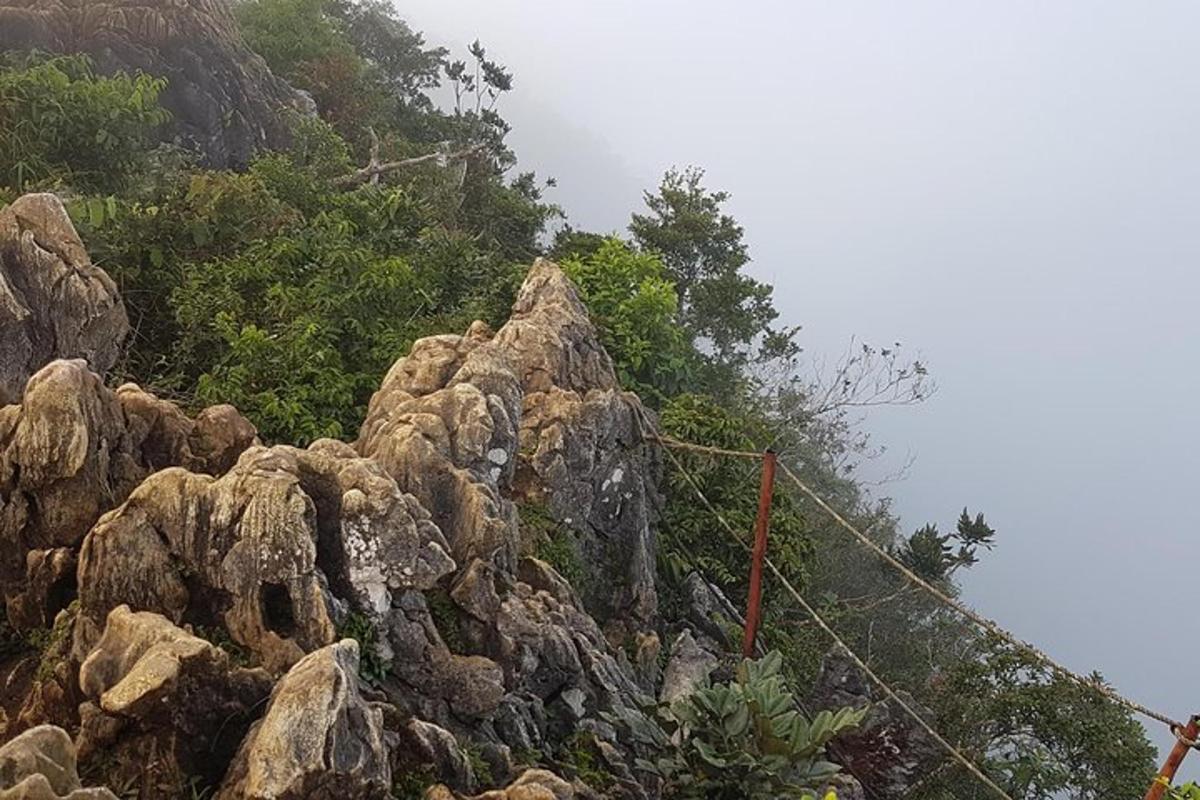 isang tumpok ng mga bato sa tuktok ng isang bundok