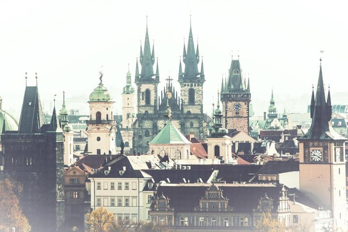 pohled na město s budovami a kostely
