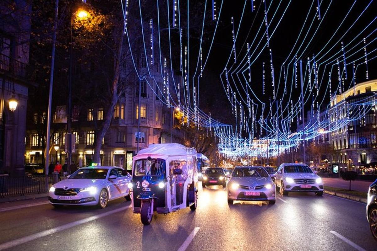 uma rua movimentada da cidade à noite com carros e uma motocicleta