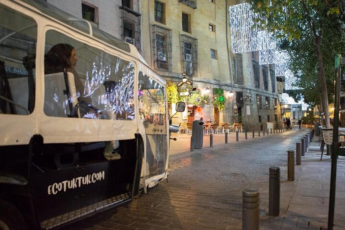ein Bus parkt nachts auf einer Stadtstraße