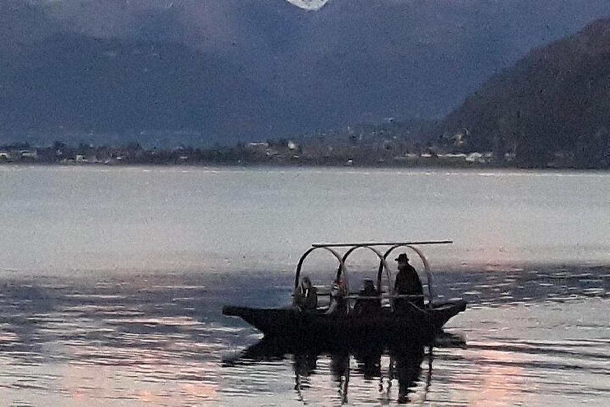 un groupe de personnes sur un bateau dans l'eau