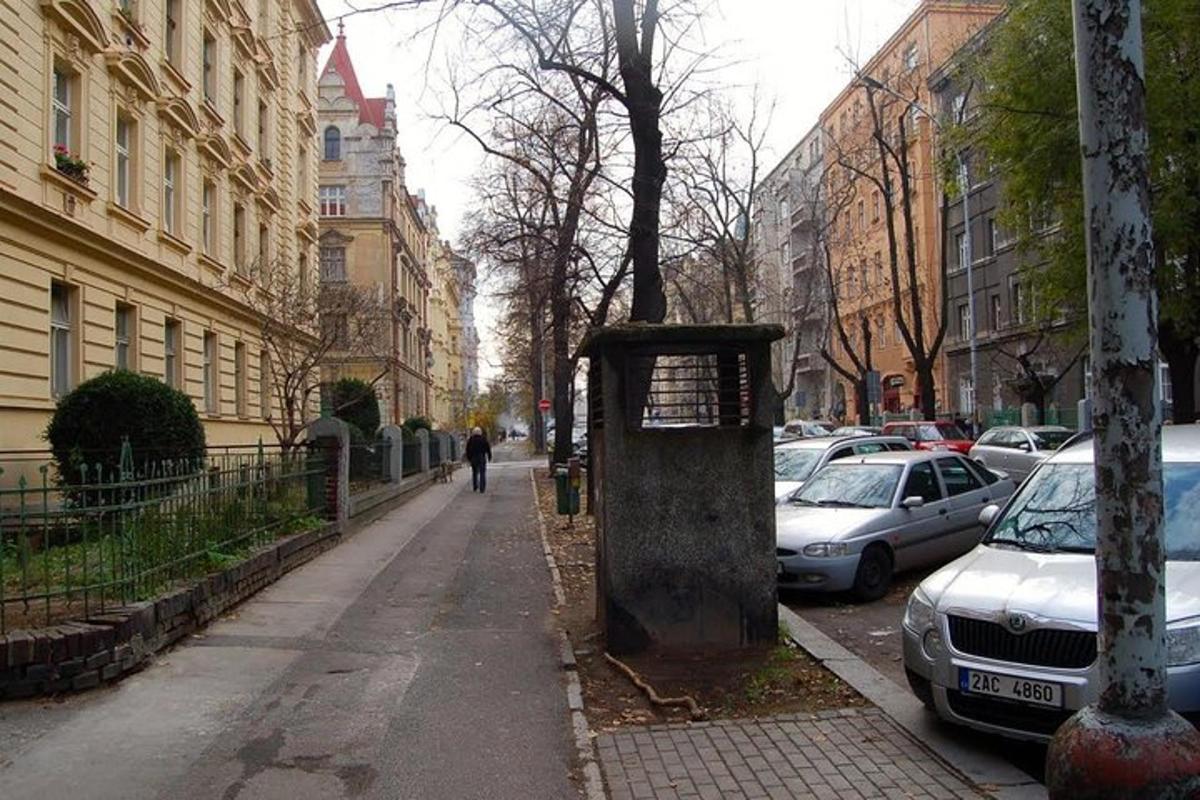 městská ulice se zaparkovanými auty a telefonní budkou