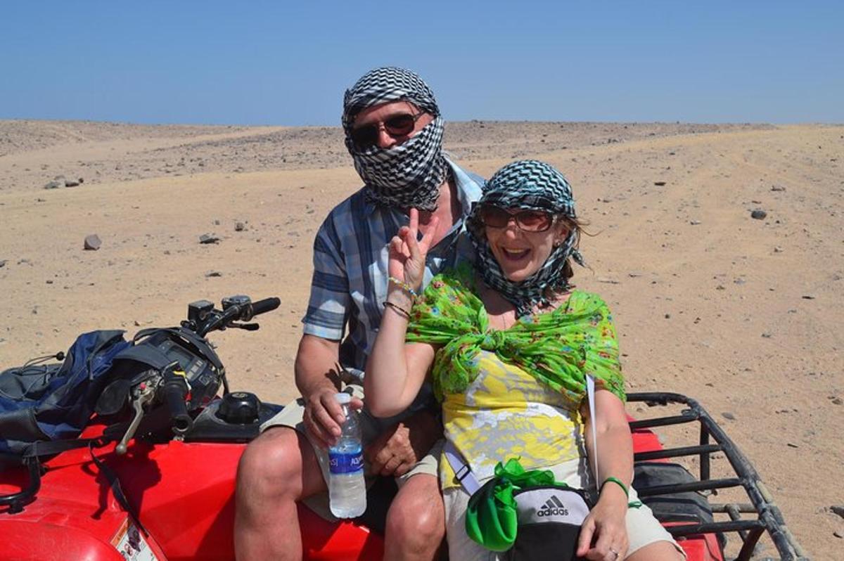 um homem e uma mulher sentados no deserto