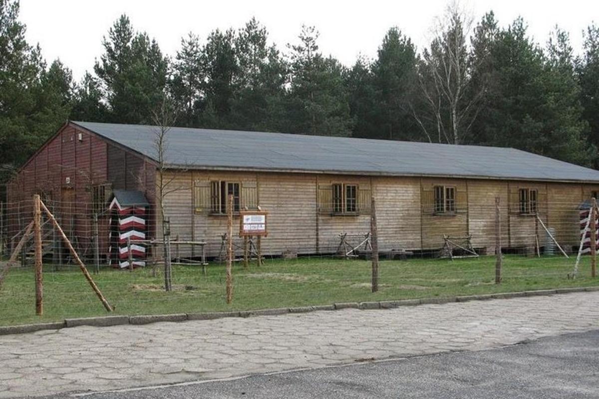 velik lesen hlev z rdečim skednjem