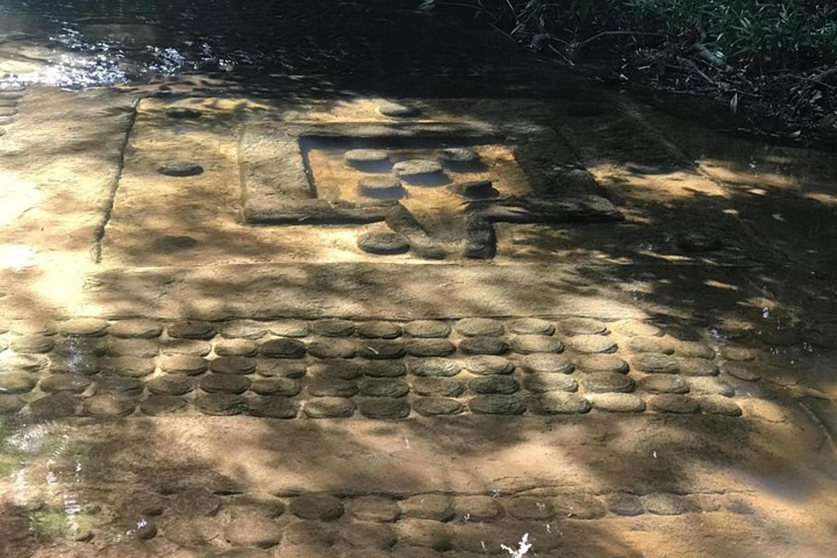 um desenho de pedra no chão na sujeira