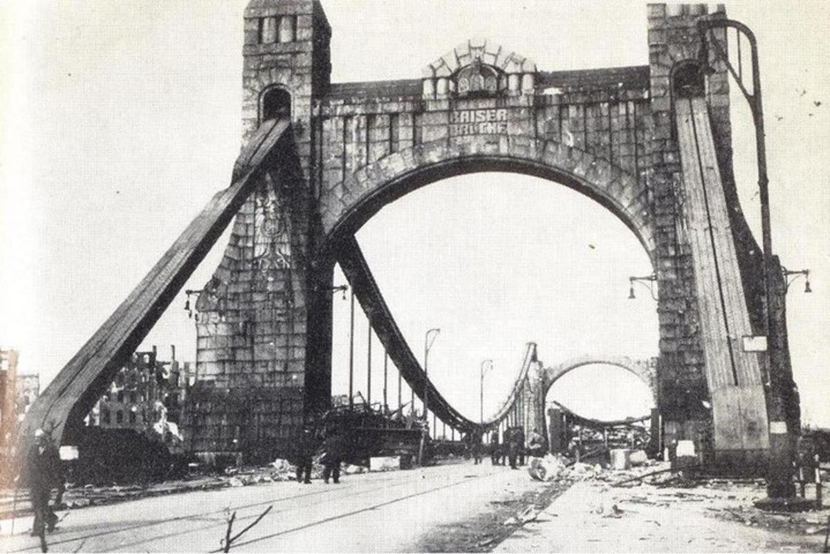 un gran pont amb gent caminant per sota