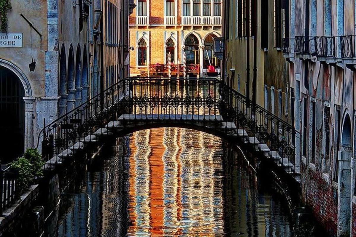 un ponte sopra uno specchio d'acqua con edifici
