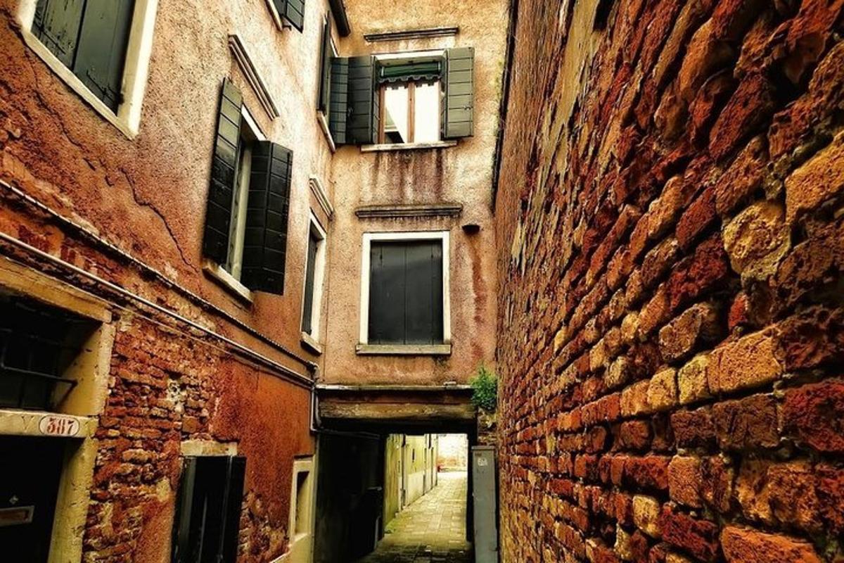 un vicolo tra due edifici in un vicolo