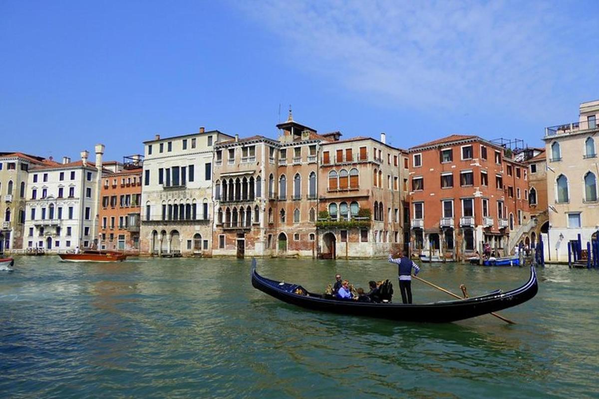 un gruppo di persone in una gondola su un canale