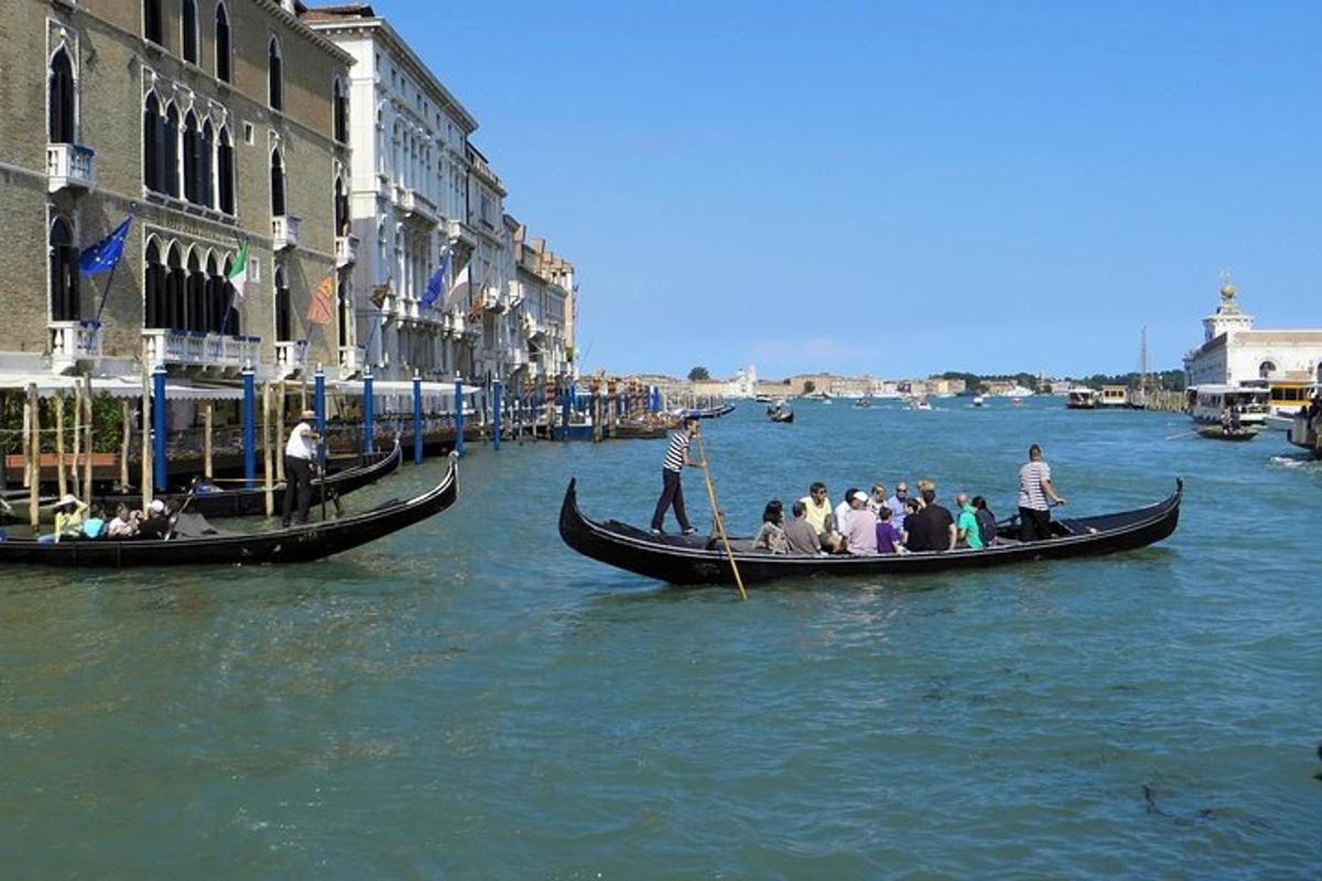 due gondole piene di gente sono su un fiume