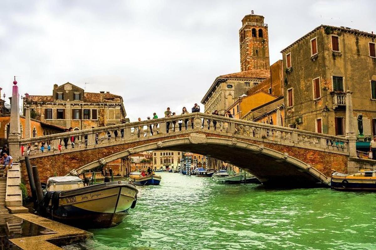 Un puente sobre un río con gente caminando sobre él.