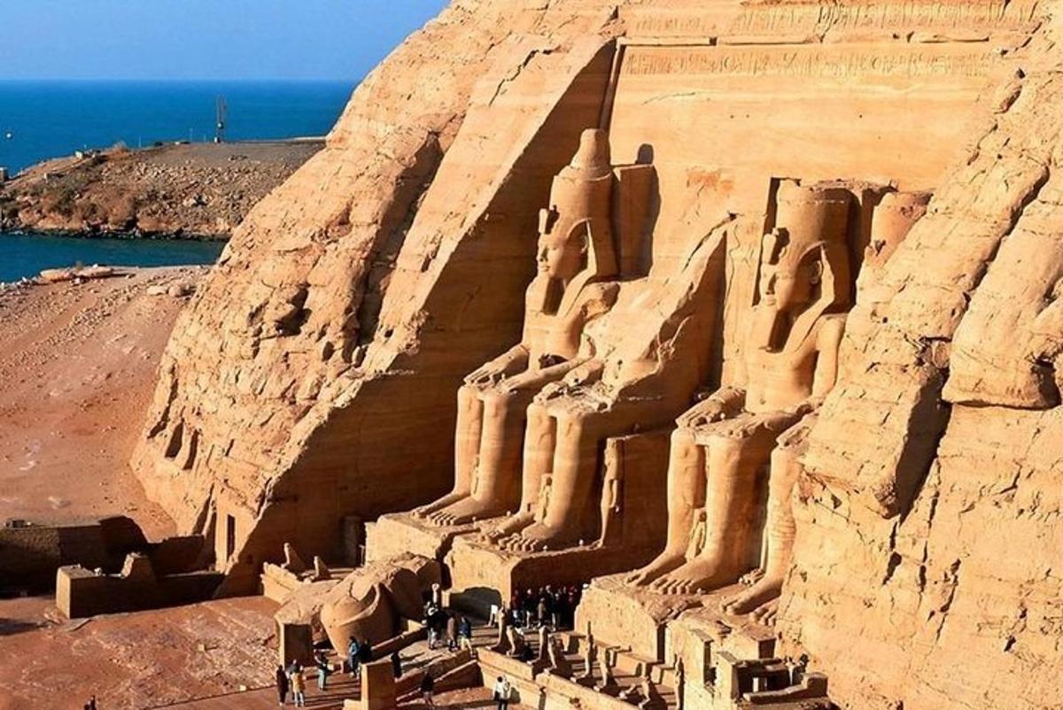 تمثال رملي كبير لمعبد في جبل