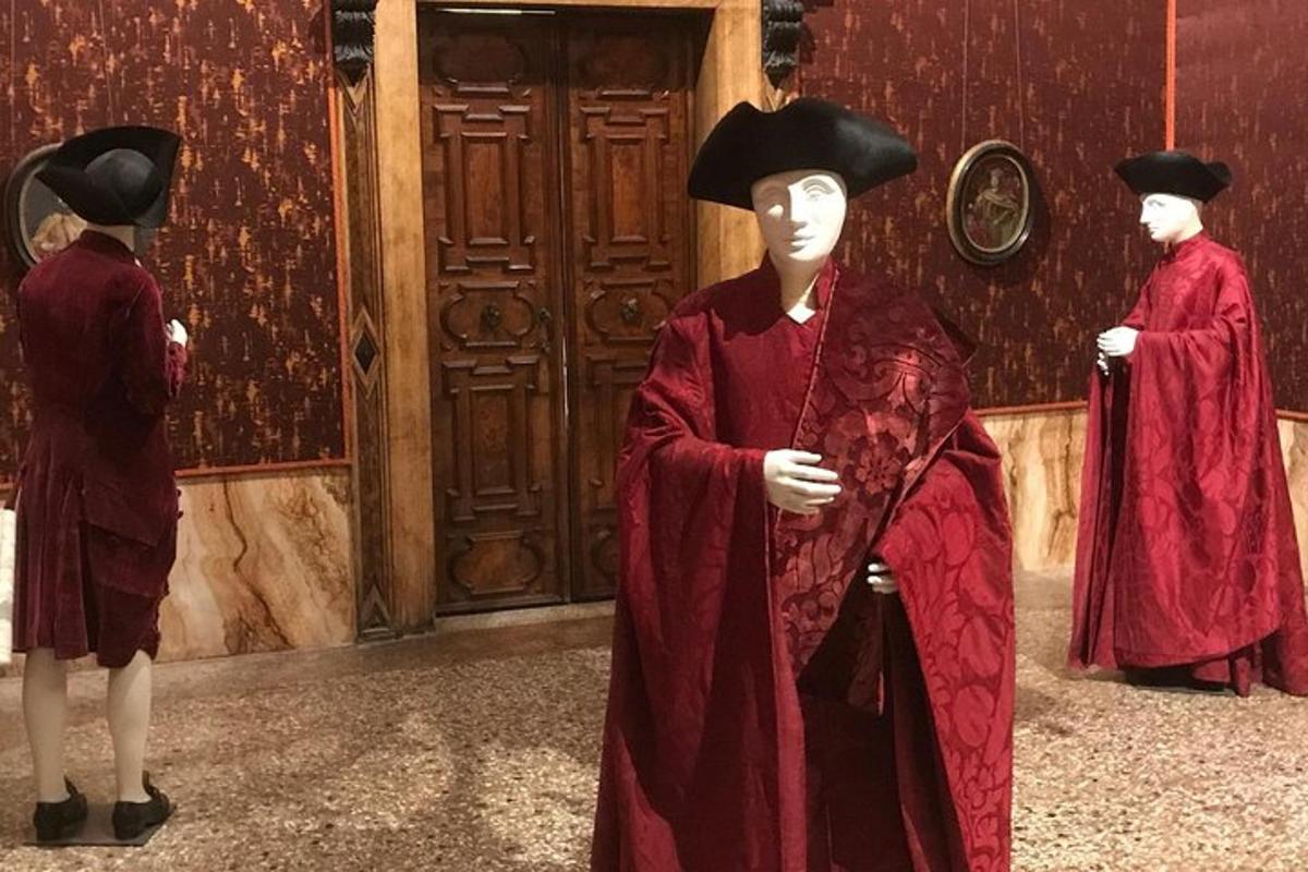 tre manichini in abiti e cappelli in una stanza