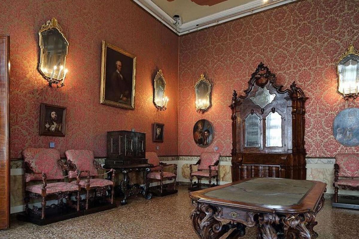 un soggiorno con pareti rosse, tavolo e sedie