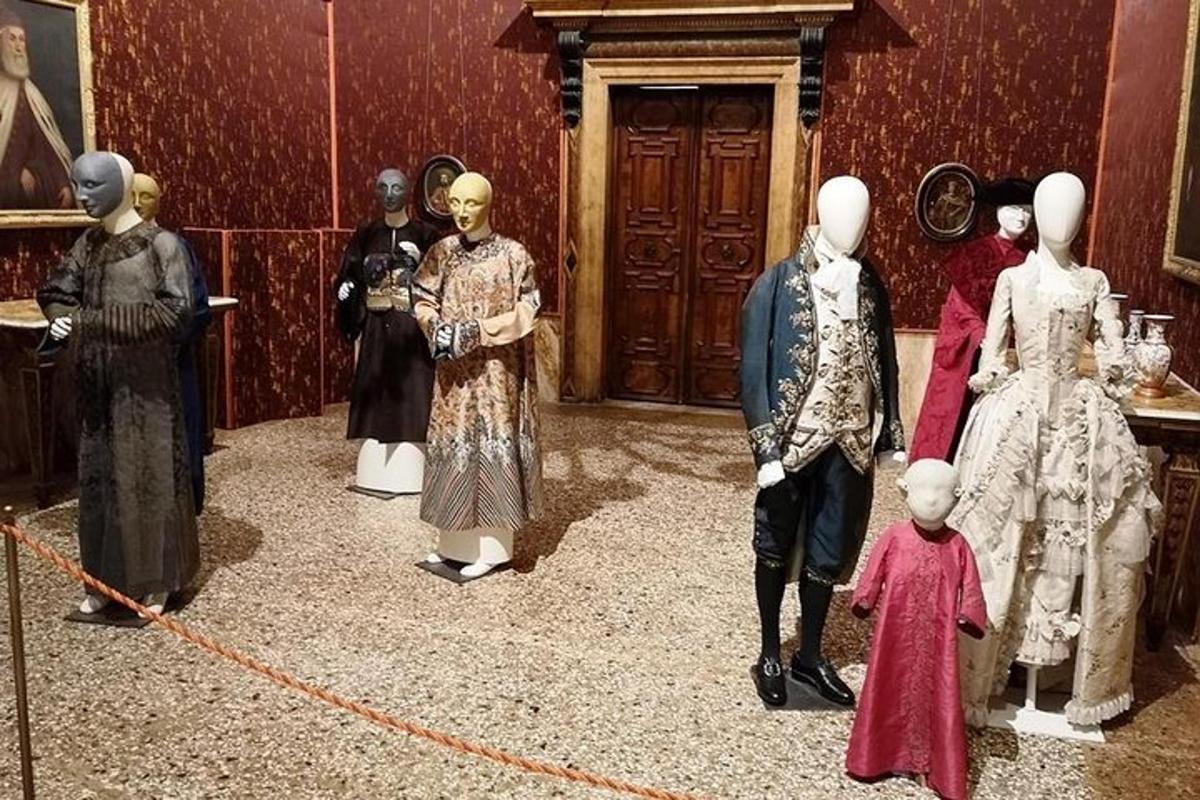 un gruppo di persone vestite in costume in una stanza
