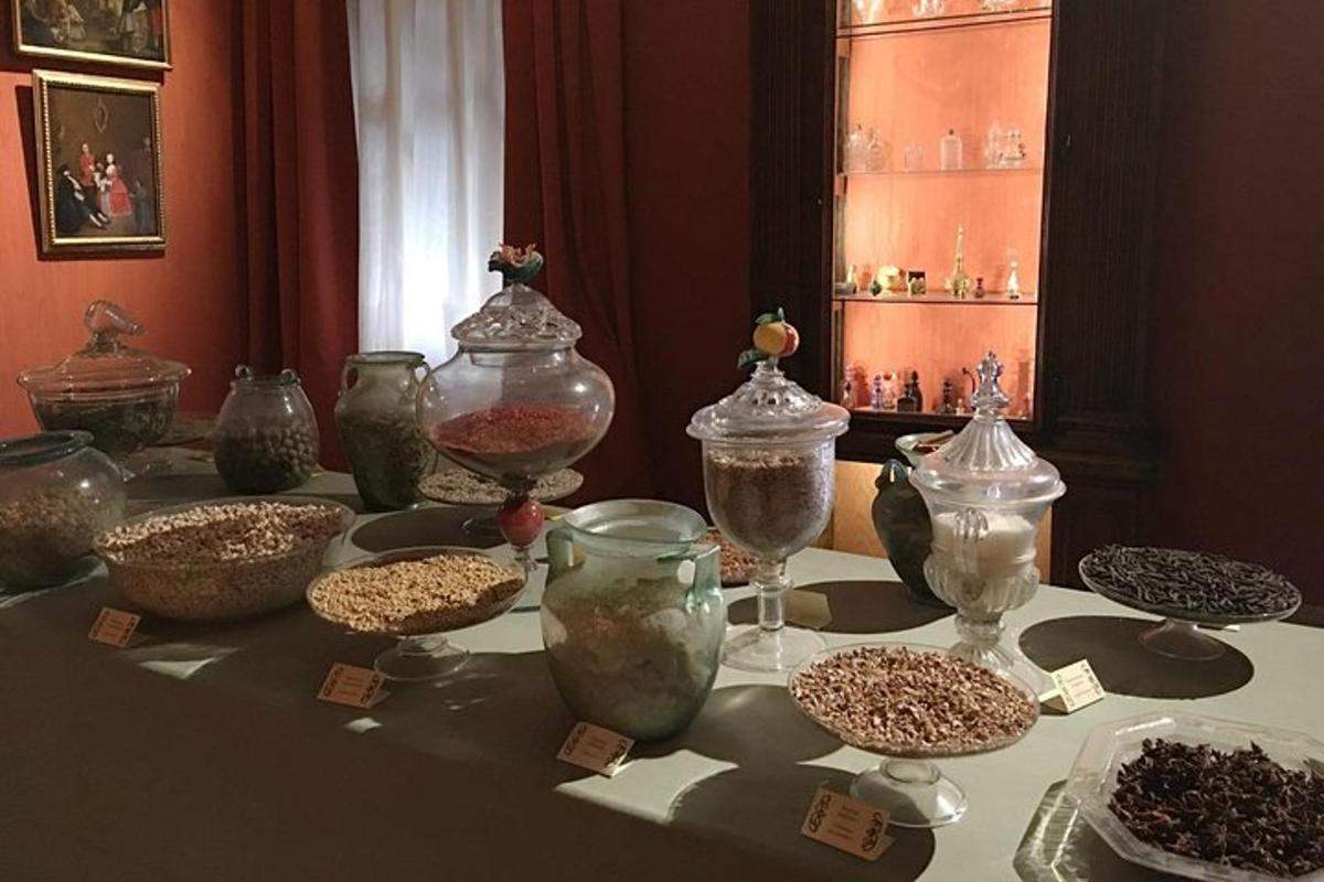 un tavolo con molti vasi di vetro e ciotole di cibo