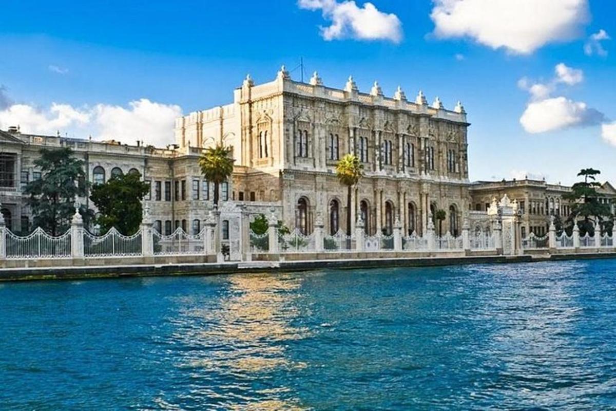 un grande edificio con l'acqua di fronte