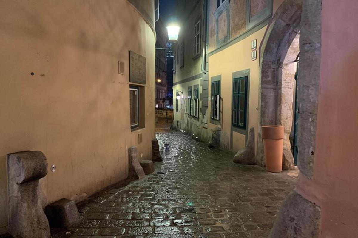 un carreró amb terra de pedra i edificis