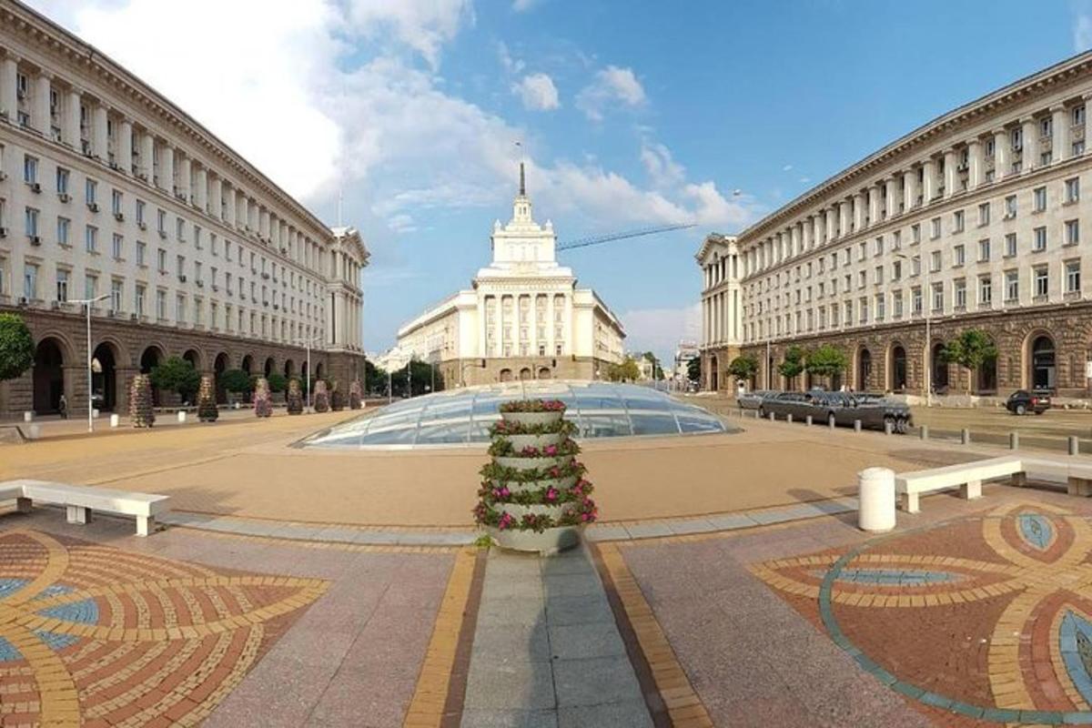 un gran edifici amb una font al mig d'un pati