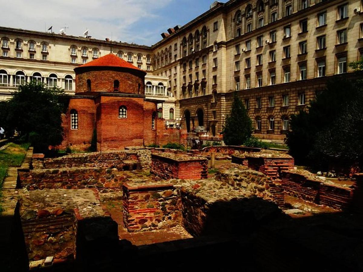 un gran edifici amb una pila de maons al davant