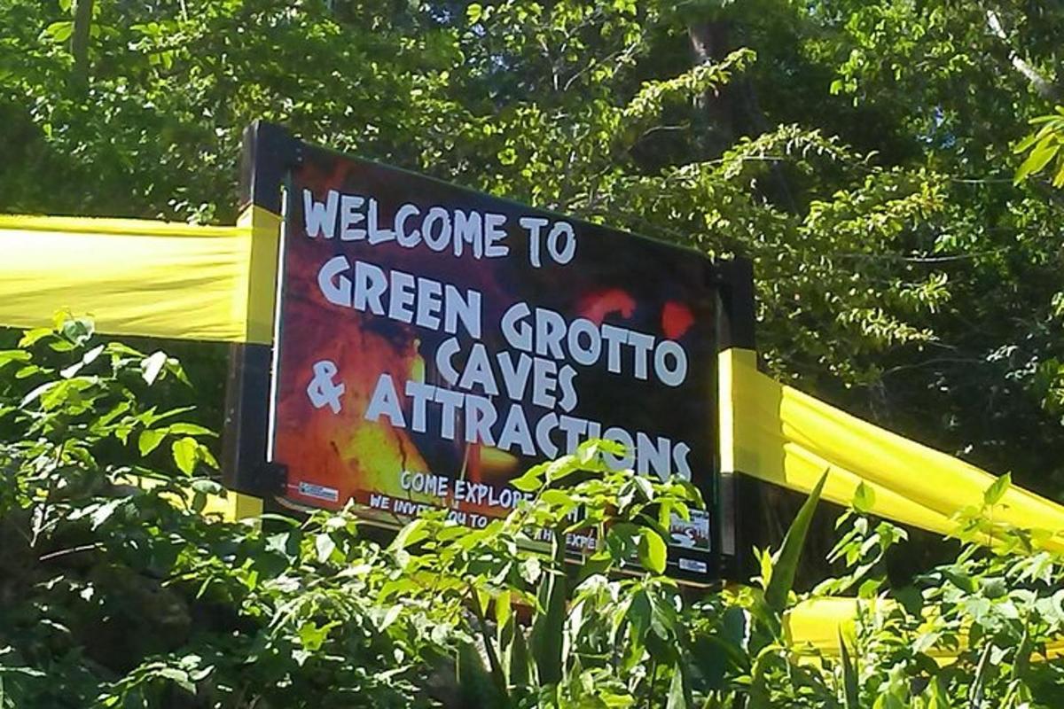 znak, ki pravi dobrodošli v zeleni tropicoti andave sqor sqor