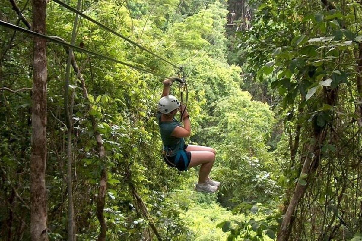 žena se projíždí džunglí na zipline